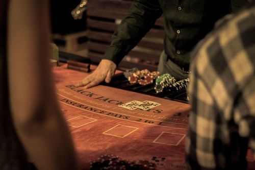 spelare vid ett blackjackbord